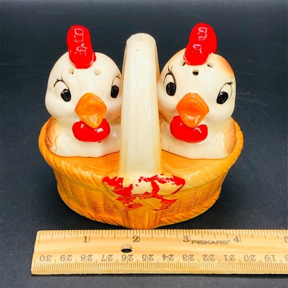 Vintage 70s Kitsch Chicken in Basket Salt Pepper Shaker Set Anthropomorphic - Picture 12 of 14